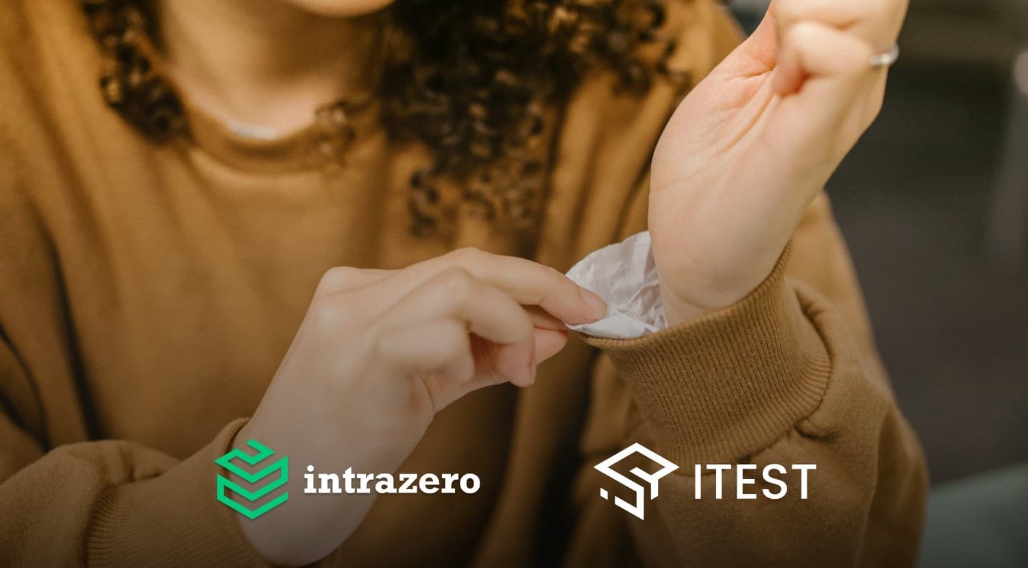 المراقبة البشرية مقابل المراقبة بالذكاء الاصطناعي: لماذا يُعتبر iTest مستقبل نزاهة الامتحانات